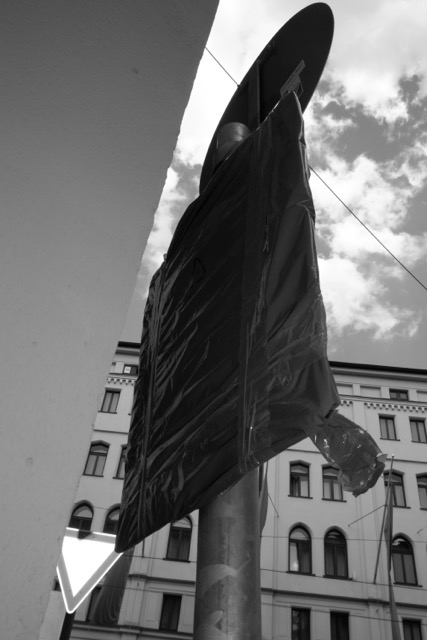 Abgeklebtes Straßenschild, schwarz-weiß